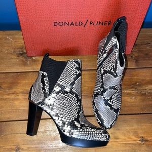 Donald J Pliner Women Elyna Cream Leather Platform Snakeskin Boots Size 5.5 NEW